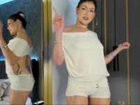 I’m a sweet, flirty girl with an energy that draws you in from the very first moment. I love connecting with people, making them smile, and creating a space where everything feels special, close, and full of chemistry. They say my eyes speak for themselves and that my personality makes you want to stay a little longer… or much longer.
If you come see me, you’ll find someone genuine, playful, and very attentive, who enjoys every moment and knows how to make it unique. I love creating experiences where imagination flows, laughter appears, and the connection becomes unforgettable.
I’m not just a pretty face… I’m an experience you’ll want to come back to