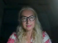 I’m a girl who balances calmness with a touch of playfulness. I enjoy feeling the rhythm of life, catching small moments and turning them into an atmosphere you want to stay in. I appreciate honesty, sincerity, and easy communication—it