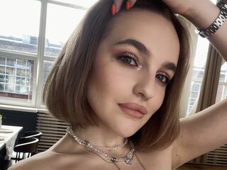 naughty camgirl masturbating with vibrator CloeTwilight