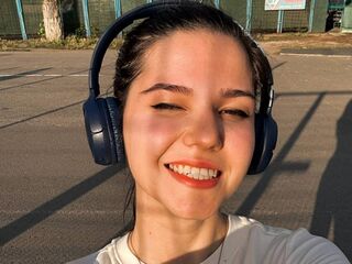 topless camgirl CraveEden