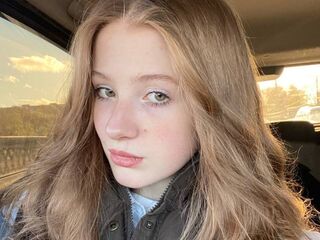 hot cam girl fingering shaved pussy DaniellaSunshine