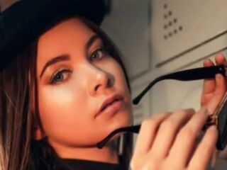 naughty cam girl masturbating with dildo ElodiRose