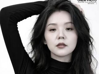 girl fingering bald pussy GuanshiSun