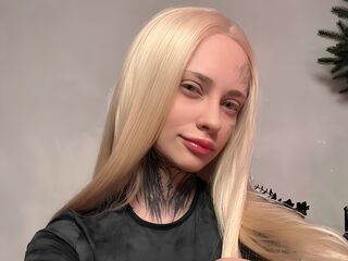 naked cam girl fingering pussy JulianeVerdier