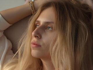 camgirl masturbating with sextoy KiraBen