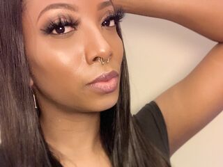 naked camgirl masturbating with dildo LaylaAriana